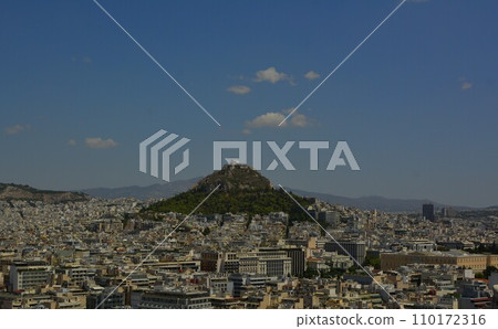 希臘城市景觀：房屋之間出現山脈 110172316