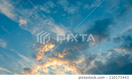 流動在晚上天空的雲彩 110173443