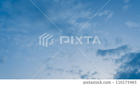 流動在晚上天空的雲彩 110173465