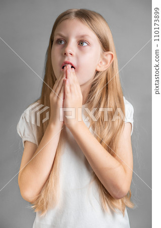 Portrait of a surprised little girl 110173899