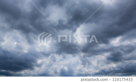 夏日藍天白雲飄逸 110175433