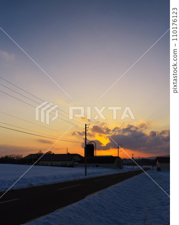 Dusk in Makkari Village, Abuta District, Hokkaido in winter 110176123