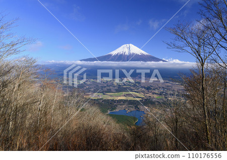 Spectacular view of Mt. Fuji seen from Mt. Chojagatake (winter scenery) Spectacular view of Mt. Fuji seen from Mt. Chojagatake (winter scenery) 110176556