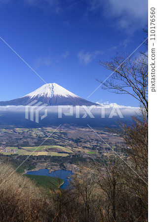 Spectacular view of Mt. Fuji seen from Mt. Chojagatake (winter scenery) Spectacular view of Mt. Fuji seen from Mt. Chojagatake (winter scenery) 110176560