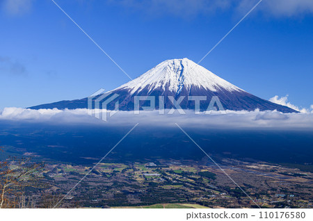 Spectacular view of Mt. Fuji seen from Mt. Chojagatake (winter scenery) 110176580