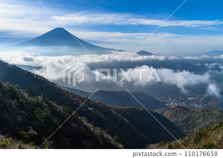 Spectacular view of the sea of clouds and Mt. Fuji from the Onigatake ridgeline Spectacular view of the sea of clouds and Mt. Fuji from the Onigatake ridgeline 110176658