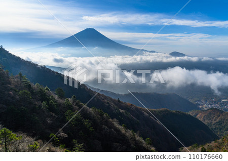 Spectacular view of the sea of clouds and Mt. Fuji from the Onigatake ridgeline Spectacular view of the sea of clouds and Mt. Fuji from the Onigatake ridgeline 110176660