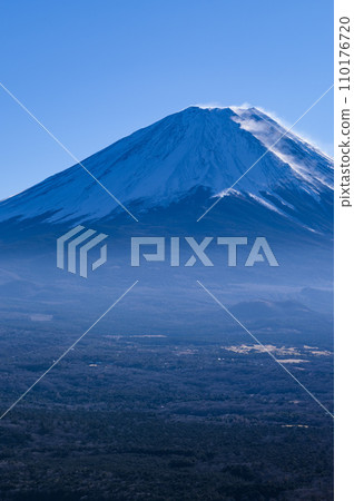 從龍嶽山眺望晴朗的天空和富士山的壯麗景色 從龍嶽山眺望晴朗的天空和富士山的壯麗景色 110176720