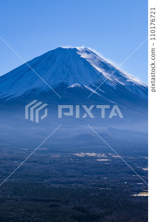 從龍嶽山眺望晴朗的天空和富士山的壯麗景色 從龍嶽山眺望晴朗的天空和富士山的壯麗景色 110176721