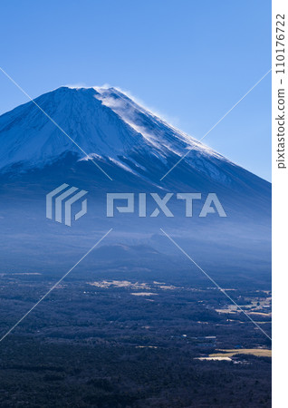 從龍嶽山眺望晴朗的天空和富士山的壯麗景色 從龍嶽山眺望晴朗的天空和富士山的壯麗景色 110176722
