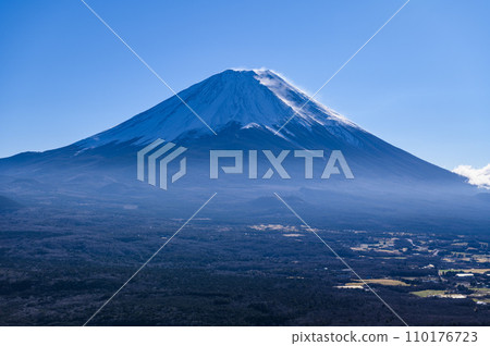 從龍嶽山眺望晴朗的天空和富士山的壯麗景色 110176723