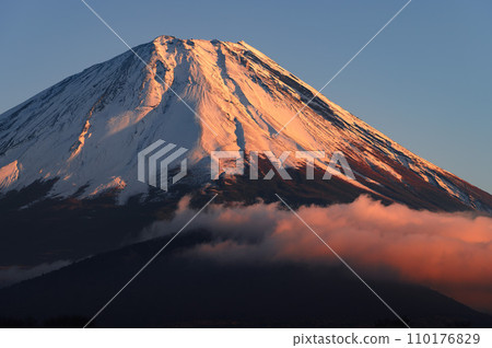 從精進湖眺望仲冬的富士山和黃昏的紅富士 從精進湖眺望仲冬的富士山和黃昏的紅富士 110176829
