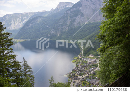 View of the city of Hallstatt and Lake Hallstattersee from a mountain in Austria 110179688