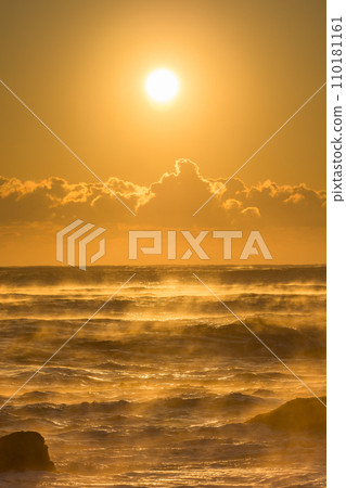 太平洋上空的日出 110181161