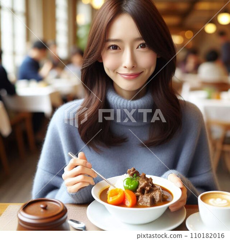 用餐在咖啡館的婦女 用餐在咖啡館的婦女 110182016