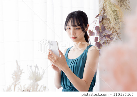 使用智慧型手機的女人 110185165