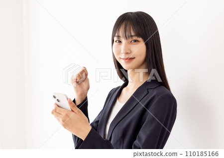 在智能手機上搜索的女商人 110185166