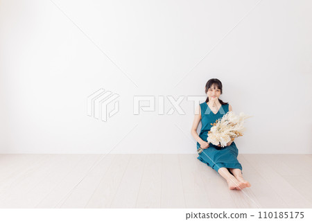 連體衣女人手捧一束乾花 110185175