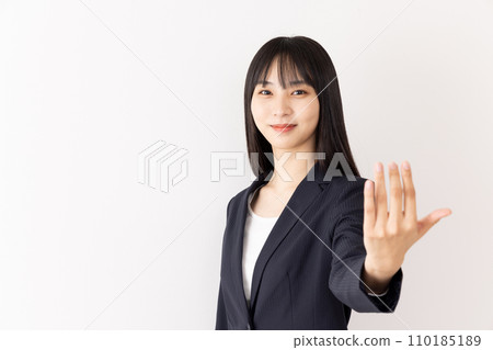 Business woman who asks, challenges, provokes 110185189
