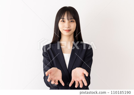 Business woman telling 〇〇 on the palm for synthesis 110185190