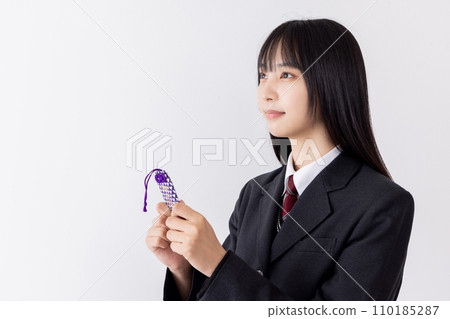 護身符向眾神祈禱的年輕女子 110185287