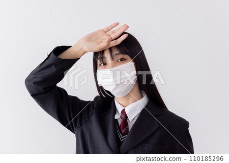 高中女生考試當天戴口罩注意健康預防感染 高中女生考試當天戴口罩注意健康預防感染 110185296