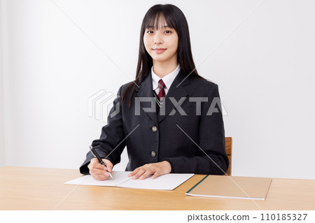 A high school girl who takes classes seriously 110185327