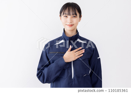 穿工作服的自信和安心的女人 穿工作服的自信和安心的女人 110185361