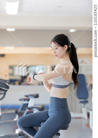 Young woman managing her health with a smartwatch Young woman managing her health with a smartwatch 110185425
