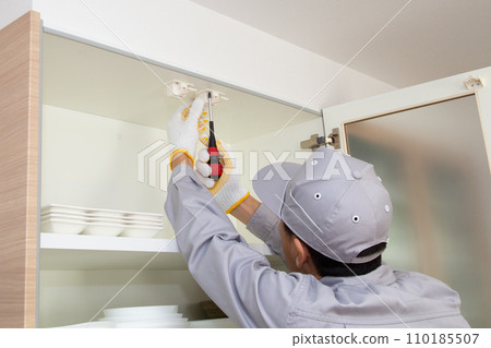 櫥櫃的地震對策:安裝感應地震插銷 櫥櫃的地震對策:安裝感應地震插銷 110185507