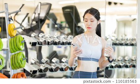 A woman who trains while listening to music Personal gym A woman who trains while listening to music Personal gym 110185563
