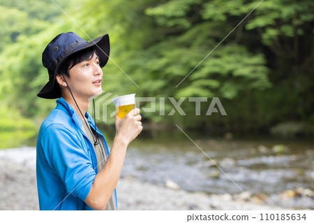 男人在營地喝啤酒 男人在營地喝啤酒 110185634