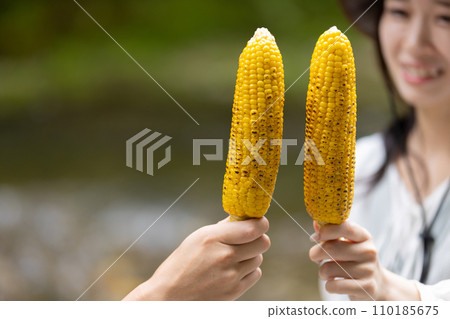 夫婦在河邊吃玉米 夫婦在河邊吃玉米 110185675
