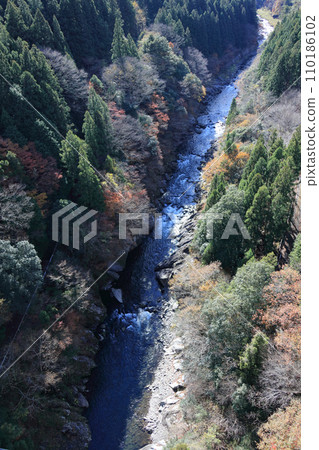 Tomigo Valley (from downstream to upstream) of the Dozan River (the longest tributary of the Yoshino River) Tomigo Valley (from downstream to upstream) of the Dozan River (the longest tributary of the Yoshino River) 110186102