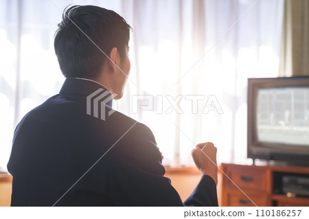 A man watching TV (Showa style) A man watching TV (Showa style) 110186257