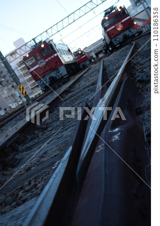 黃昏時分,電力機車聚集在水戶站_2023年12月2日拍攝 黃昏時分,電力機車聚集在水戶站_2023年12月2日拍攝 110186358