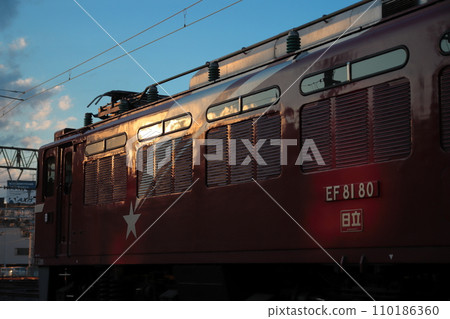 夕陽下美麗的EF81-80車身_拍攝於2023年12月2日 夕陽下美麗的EF81-80車身_拍攝於2023年12月2日 110186360