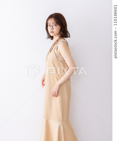 戴眼鏡的可愛女大學生 110186681