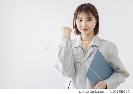 一個穿著工作服的女人在做膽量姿勢 110186905