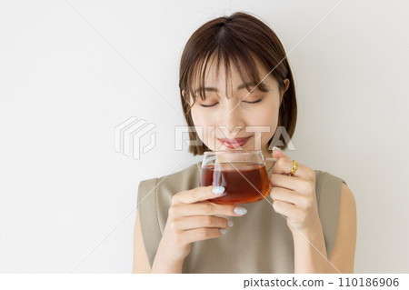 一個女人喝茶 110186906