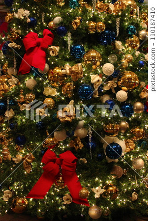 Recommended winter spots in San Francisco, Union Square Christmas tree, Levi's, cityscape, self-driving cars 110187410