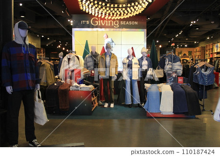 Recommended winter spots in San Francisco, Union Square Christmas tree, Levi's, cityscape, self-driving cars Recommended winter spots in San Francisco, Union Square Christmas tree, Levi's, cityscape, self-driving cars 110187424