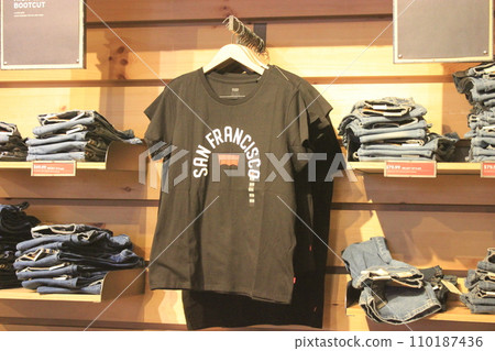 Recommended winter spots in San Francisco, Union Square Christmas tree, Levi's, cityscape, self-driving cars Recommended winter spots in San Francisco, Union Square Christmas tree, Levi's, cityscape, self-driving cars 110187436