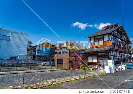 [Important Preservation District for Groups of Traditional Buildings] Tsuyama Castle Ruins as seen across the Joto Townscape Preservation District 1, Tsuyama City, Okayama Prefecture 110187798