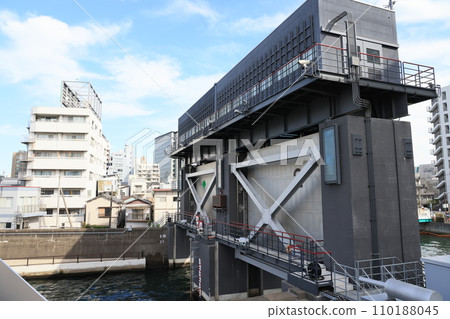Oshima River sluice gate that separates the Eitai Oyoko River and the Sumida River in Koto Ward, Tokyo 110188045