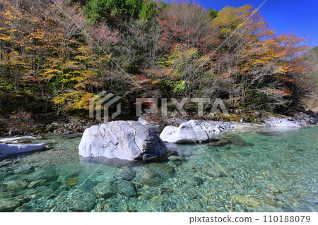 View of Atera blue and autumn leaves in Atera Valley, Nojiri, Okuwa Village, Kiso District, Nagano Prefecture View of Atera blue and autumn leaves in Atera Valley, Nojiri, Okuwa Village, Kiso District, Nagano Prefecture 110188079
