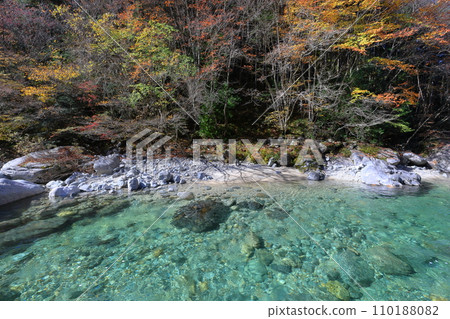 View of Atera blue and autumn leaves in Atera Valley, Nojiri, Okuwa Village, Kiso District, Nagano Prefecture View of Atera blue and autumn leaves in Atera Valley, Nojiri, Okuwa Village, Kiso District, Nagano Prefecture 110188082