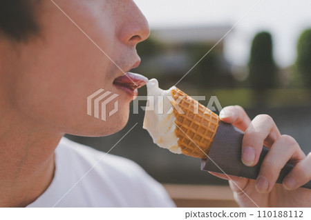 霜淇淋 冰淇淋 吃 110188112
