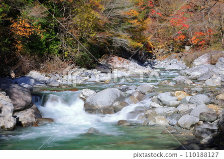 Nojiri, Okuwa Village, Kiso District, Nagano Prefecture. Slow shutter photography of the autumn leaves and water flow of Atera Valley, famous for Atera Blue. Nojiri, Okuwa Village, Kiso District, Nagano Prefecture. Slow shutter photography of the autumn leaves and water flow of Atera Valley, famous for Atera Blue. 110188127