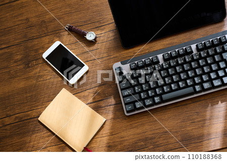 平板電腦終端機和放在桌上的商務物品 平板電腦終端機和放在桌上的商務物品 110188368